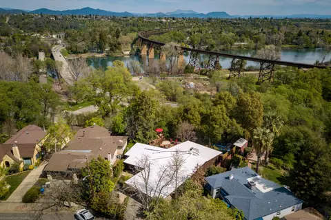 885 Lakeview Dr, Redding, CA 96001 photo 2