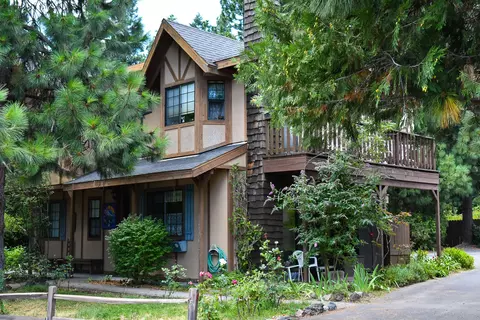 204 E Hinckley St, Mount Shasta, CA 96067 photo 1