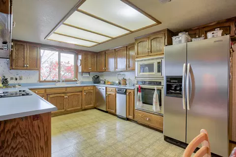 728 Collyer Dr, Redding, CA 96003 photo 8