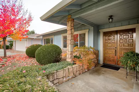 728 Collyer Dr, Redding, CA 96003 photo 2