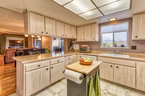 3410 Topaz Ct, Redding, CA 96001 photo 5