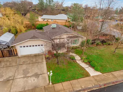1055 Red Tail Dr, Redding, CA 96003 photo 2