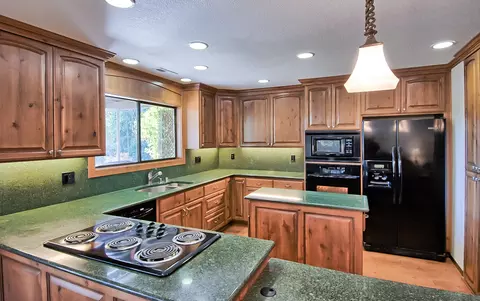 2151 Oak Ridge Dr, Redding, CA 96001 photo 3