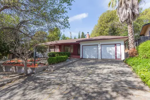 3566 Sunset Dr, Redding, CA 96001 photo 2