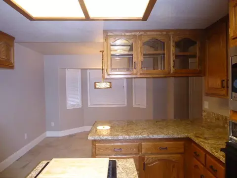 565 Martinique Cir, Redding, CA 96003 photo 4