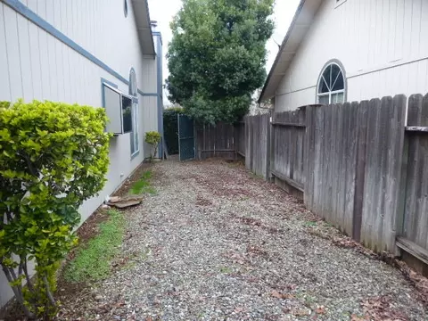 565 Martinique Cir, Redding, CA 96003 photo 18