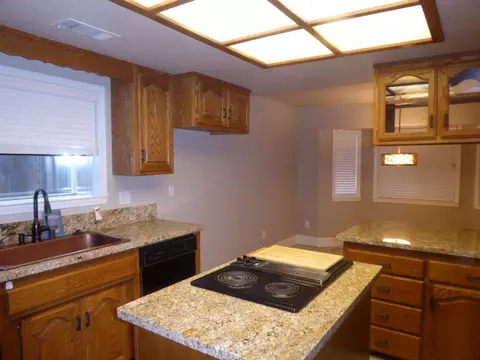 565 Martinique Cir, Redding, CA 96003 photo 3