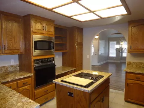 565 Martinique Cir, Redding, CA 96003 photo 2