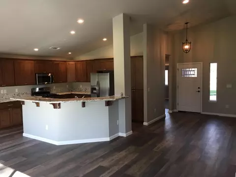 1611 Mistletoe Ln, Redding, CA 96002 photo 5