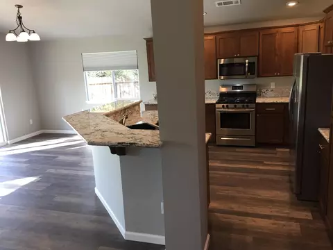 1611 Mistletoe Ln, Redding, CA 96002 photo 3