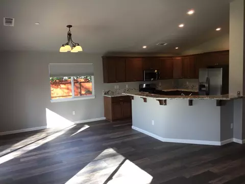 1611 Mistletoe Ln, Redding, CA 96002 photo 4