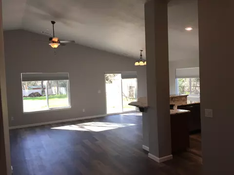 1611 Mistletoe Ln, Redding, CA 96002 photo 2