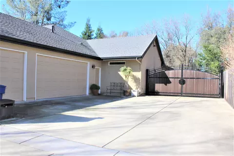 4670 St Charles Dr, Redding, CA 96002 photo 4