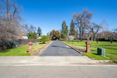 310 Weldon St, Redding, CA 96001 photo 2