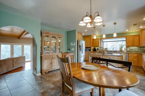 16185 Plateau Cir, Redding, CA 96001 photo 11