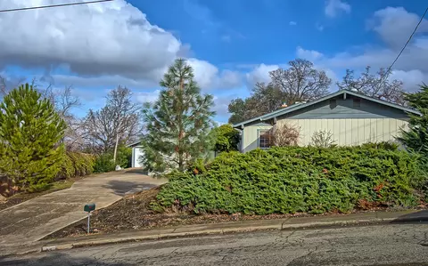 3440 Summit Dr, Redding, CA 96001 photo 4