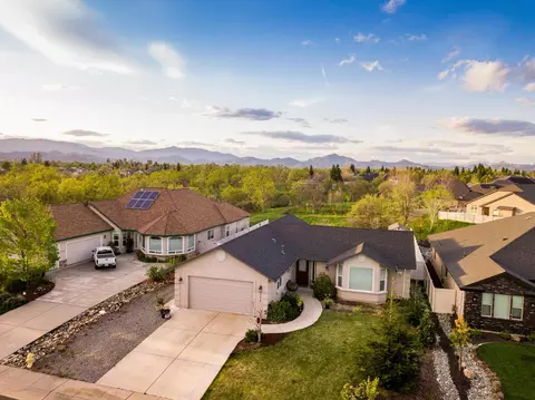 2118 Cadjew St, Redding, CA 96003 photo 2