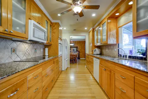 720 Lakeview Dr, Redding, CA 96001 photo 5