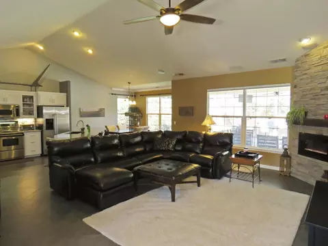 295 Kingsview Ct, Redding, CA 96003 photo 4