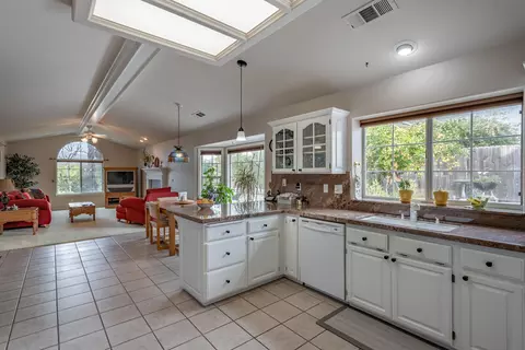 184 Ironwood Ln, Redding, CA 96003 photo 9