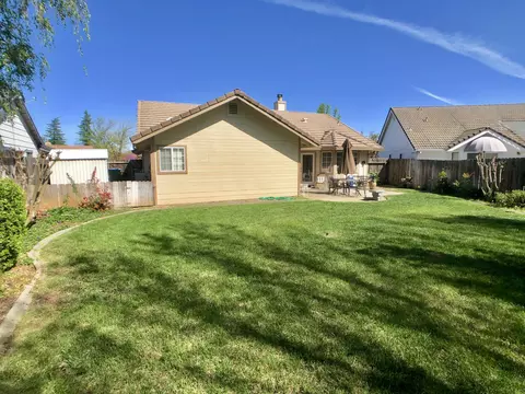 2038 Wicklow St, Redding, CA 96001 photo 11