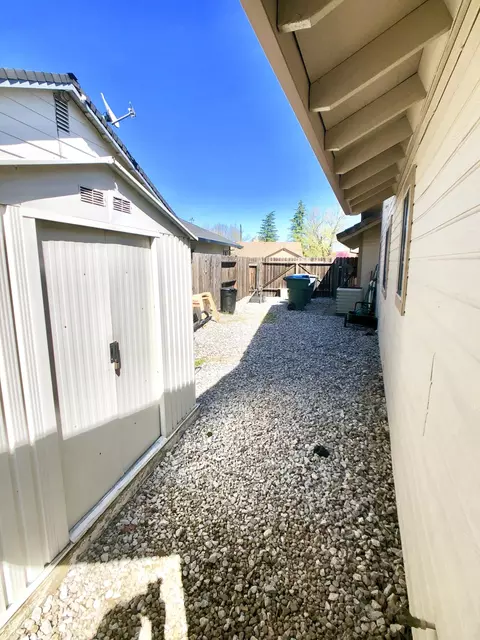 2038 Wicklow St, Redding, CA 96001 photo 10