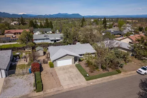 410 Rosewood Dr, Redding, CA 96003 photo 2
