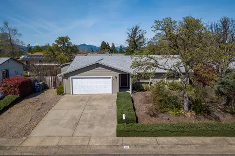 410 Rosewood Dr, Redding, CA 96003 photo 1