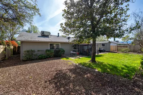 410 Rosewood Dr, Redding, CA 96003 photo 17
