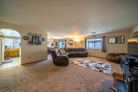 410 Rosewood Dr, Redding, CA 96003 photo 5