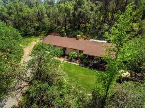 13749 Oakmont Trl, Redding, CA 96003 photo 2