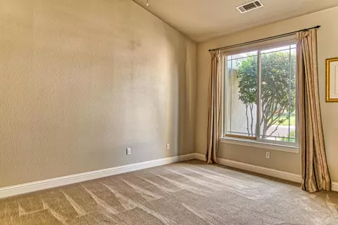555 Castenda Dr, Redding, CA 96003 photo 4