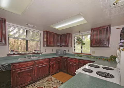 1272 Hawthorne, Redding, CA 96002 photo 6