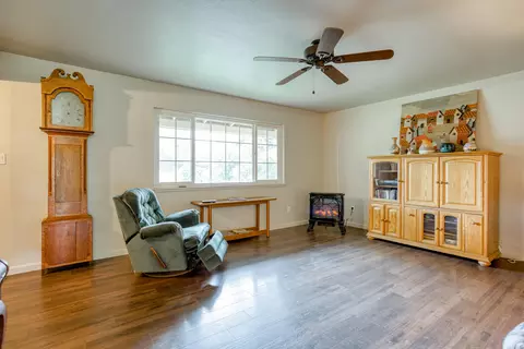 2880 Sacramento Dr, Redding, CA 96001 photo 4