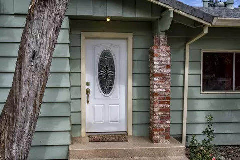 7701 Thistle Ln, Redding, CA 96002 photo 2