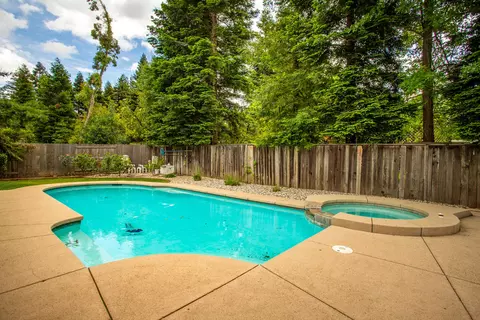 3785 Regatta Ct, Redding, CA 96001 photo 2