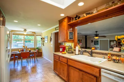 5599 Pleasant View Dr, Anderson, CA 96007 photo 2
