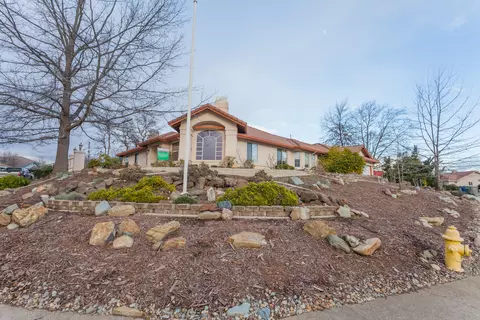6317 Carmel Dr, Redding, CA 96003 photo 4