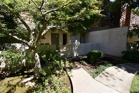867 Chamise Way, Redding, CA 96002 photo 1