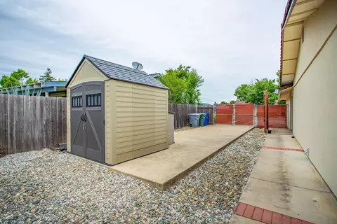 219 Woodhill Dr, Redding, CA 96003 photo 2