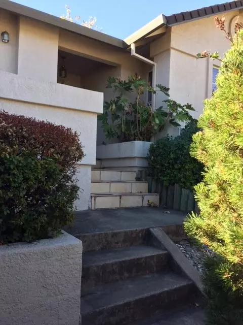 577 Martinique Cir, Redding, CA 96003 photo 3