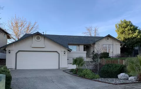 577 Martinique Cir, Redding, CA 96003 photo 2
