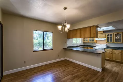 895 Oakmont Dr, Redding, CA 96003 photo 6
