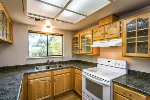 895 Oakmont Dr, Redding, CA 96003 photo 8