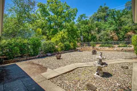 1587 Benton Dr, Redding, CA 96003 photo 3