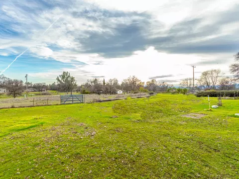 2267 Dawn Ln, Redding, CA 96003 photo 1