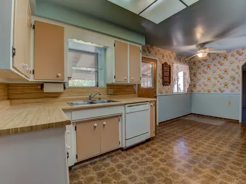 1677 Riviera Dr, Redding, CA 96001 photo 3