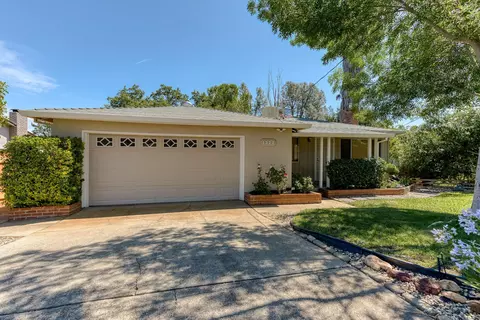 1322 Riviera Dr, Redding, CA 96001 photo 2