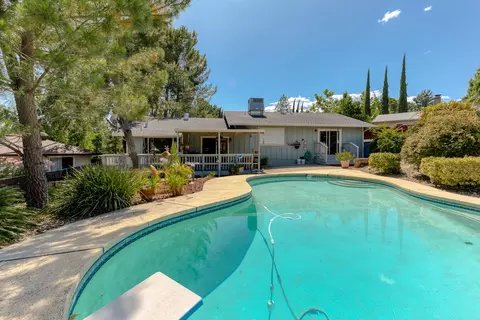 3879 Oro St, Redding, CA 96001 photo 2