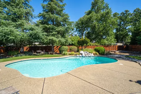 5922 Fairmont Dr, Redding, CA 96003 photo 2